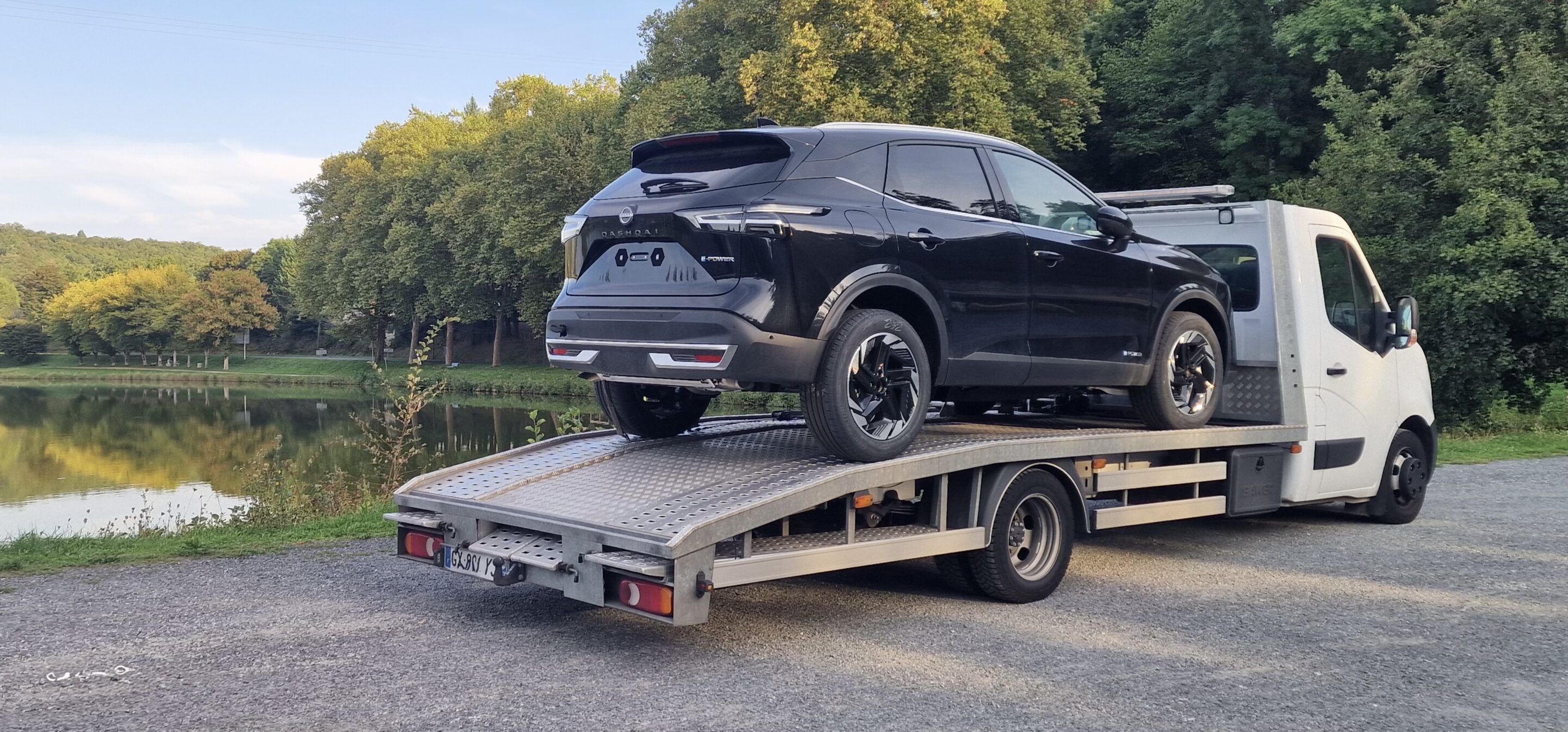Convoyage ou transport sur plateau : quelle solution choisir pour votre véhicule ?